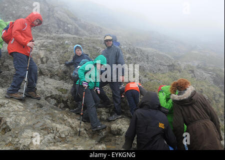 Gruppe von Freunden Klettern Snowdonia, Wales. Stockfoto