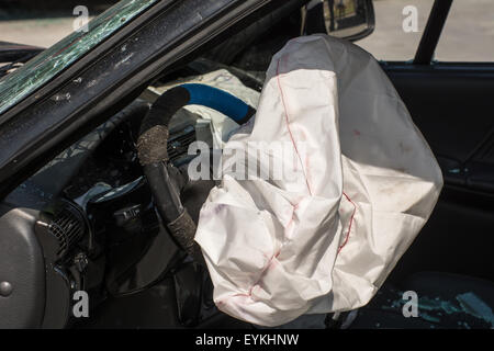 Airbag explodierte in einem Autounfall. Stockfoto