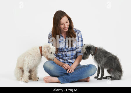 Studioaufnahme von Frau mit zwei Haustier Lurcher Hunde Stockfoto