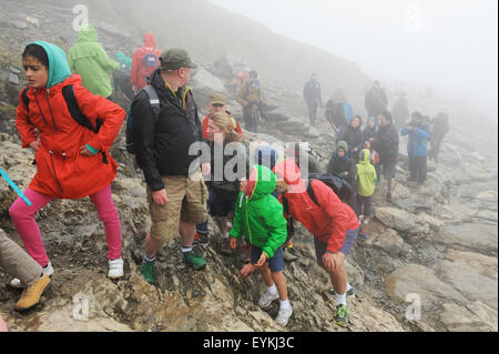 Gruppe von Freunden Klettern Snowdonia, Wales. Stockfoto