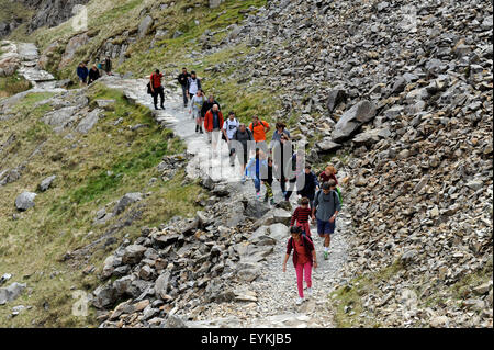 Gruppe von Freunden Klettern Snowdonia, Wales. Stockfoto