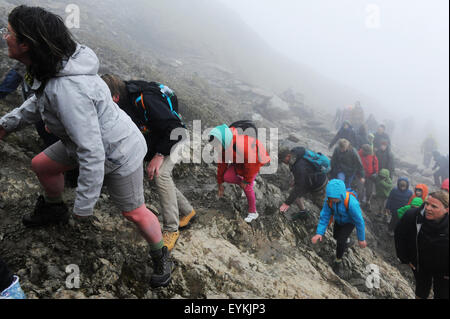 Gruppe von Freunden Klettern Snowdonia, Wales. Stockfoto