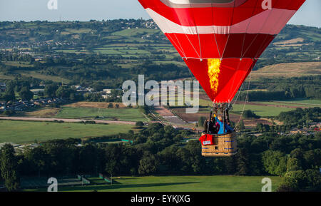 Bristol, UK. 31. Juli 2015. Heißluftballons nehmen in den Himmel über Bristol vor der 37. International Balloon Fiesta. Stockfoto