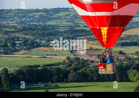 Bristol, UK. 31. Juli 2015. Heißluftballons nehmen in den Himmel über Bristol vor der 37. International Balloon Fiesta. Stockfoto