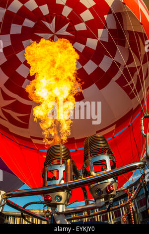 Bristol, UK. 31. Juli 2015. Heißluftballons nehmen in den Himmel über Bristol vor der 37. International Balloon Fiesta. Stockfoto