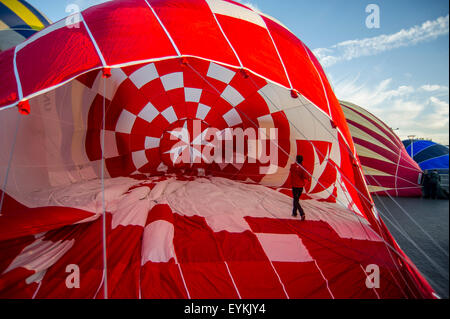 Bristol, UK. 31. Juli 2015. Heißluftballons nehmen in den Himmel über Bristol vor der 37. International Balloon Fiesta. Stockfoto