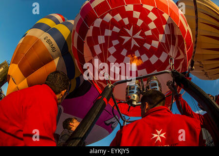 Bristol, UK. 31. Juli 2015. Heißluftballons nehmen in den Himmel über Bristol vor der 37. International Balloon Fiesta. Stockfoto