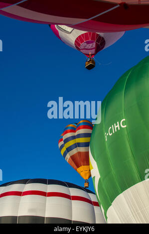 Bristol, UK. 31. Juli 2015. Heißluftballons nehmen in den Himmel über Bristol vor der 37. International Balloon Fiesta. Stockfoto