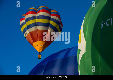 Bristol, UK. 31. Juli 2015. Heißluftballons nehmen in den Himmel über Bristol vor der 37. International Balloon Fiesta. Stockfoto