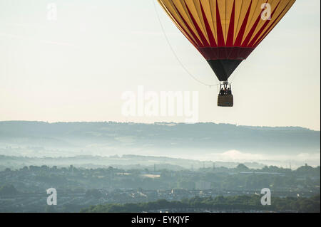 Bristol, UK. 31. Juli 2015. Heißluftballons nehmen in den Himmel über Bristol vor der 37. International Balloon Fiesta. Stockfoto