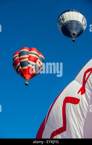 Bristol, UK. 31. Juli 2015. Heißluftballons nehmen in den Himmel über Bristol vor der 37. International Balloon Fiesta. Stockfoto