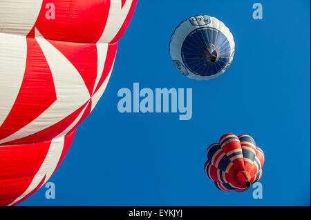 Bristol, UK. 31. Juli 2015. Heißluftballons nehmen in den Himmel über Bristol vor der 37. International Balloon Fiesta. Stockfoto