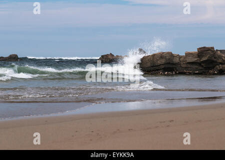 Wellen brechen sich am Felsen an der Saligo Bay, Isle of Islay, Schottland Stockfoto