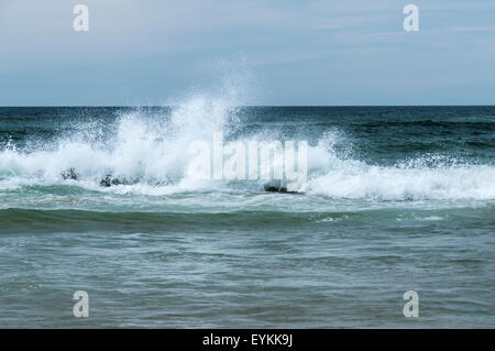 Wellen brechen sich am Felsen direkt an der Küste von Saligo Bay, Isle of Islay, Schottland Stockfoto