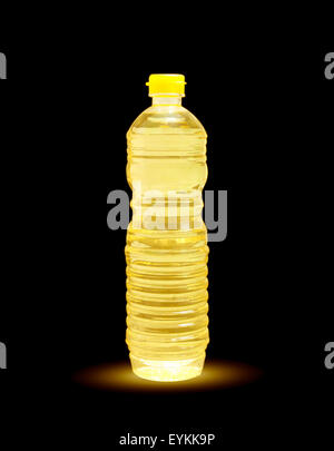Eine Flasche Pflanzenöl zum Kochen auf schwarzem Hintergrund mit Beschneidungspfad isoliert. Stockfoto
