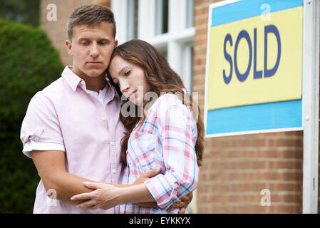 Junges Paar gezwungen zu verkaufen Haus durch finanzielle Probleme Stockfoto