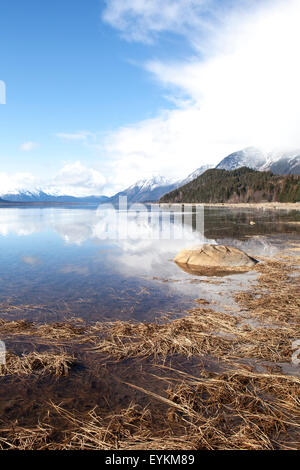 Schöner Tag am Chilkat Strand in der Nähe von Haines Alaska mit der Flut kommen mit Cloud Reflexionen in ruhigem Wasser. Stockfoto