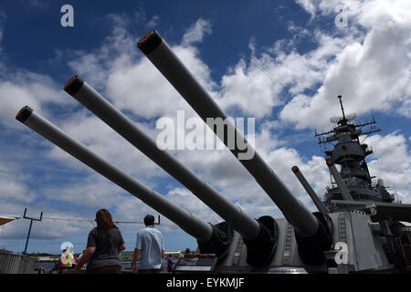 Hawaii, USA. 30. Juli 2015. Touristen, die USS Missouri (BB-63) in Honolulu, Hawaii, USA, 30. Juli 2015 anzeigen. USS Missouri (BB-63) war der Ort, wo Japan die Kapitulation Dokumente am Ende des zweiten Weltkrieges unterzeichnet. Im Jahr 1998 das Schlachtschiff wurde die USS Missouri Memorial Association gespendet und wurde ein Museumsschiff in Pearl Harbor, Hawaii. © Yin Bogu/Xinhua/Alamy Live-Nachrichten Stockfoto