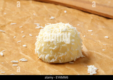 Weiße Schokoladen Marshmallow Schneeball bedeckt in Kokosnuss Stockfoto