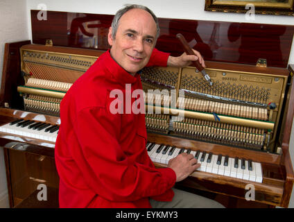 Piano Tuner chris Jewell arbeiten an ein Klavier, ein Musikinstrument, die periodischen Tuning fortgesetzt. Eine uk Music tune Stockfoto