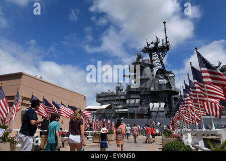 Hawaii, USA. 30. Juli 2015. Touristen, die USS Missouri (BB-63) in Honolulu, Hawaii, USA, 30. Juli 2015 anzeigen. USS Missouri (BB-63) war der Ort, wo Japan die Kapitulation Dokumente am Ende des zweiten Weltkrieges unterzeichnet. Im Jahr 1998 das Schlachtschiff wurde die USS Missouri Memorial Association gespendet und wurde ein Museumsschiff in Pearl Harbor, Hawaii. © Yin Bogu/Xinhua/Alamy Live-Nachrichten Stockfoto