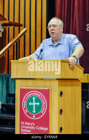 Belfast, Nordirland. 31. Juli 2015 - Reverend Mervyn Gibson, Grand Kaplan der Oranier-Orden und presbyterianischen Geistlichen, befasst sich ein Publikum bestehend aus weitgehend Nationalisten und Republikaner aus einer katholischen Hintergrund, als Teil von West-Belfast-Feile ein Phobail Credit: Stephen Barnes/Alamy Live News Stockfoto