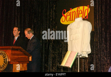 Komiker Jerry Seinfeld spricht während einer Zeremonie, die geschwollene Hemd aus Episode 66, "The geschwollenes Hemd" Episode von Seinfeld, National Museum of American History in Washington, D.C. zu spenden. Stockfoto