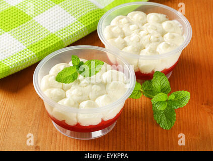 Emily Erdbeer-Desserts in Plastikbechern Stockfoto