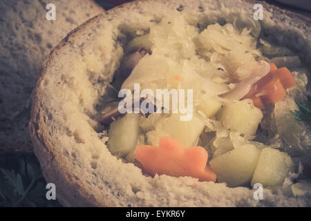 Retro-Stil Foto traditionelle polnische Kohl Suppe im Brotlaib Stockfoto