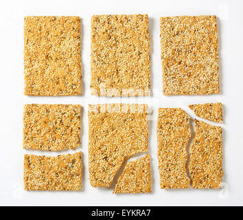 Vollkorn-Cracker mit Sesam und gehackte Kräuter Stockfoto