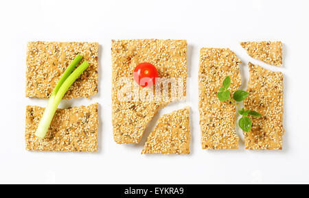 Vollkorn-Cracker mit Sesam und gehackte Kräuter Stockfoto