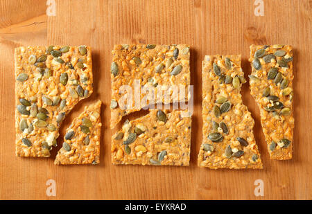 Vollkorn-Cracker mit Cheddar und pepitas Stockfoto