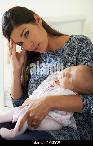 Porträt der erschöpfte Mutter Post Natal Depressionen leiden Stockfoto