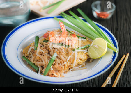 Nahaufnahme "Pad Thai" Thai Gebratene Nudeln mit Garnelen und Gemüse Stockfoto