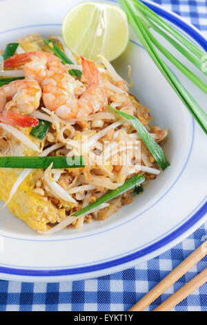 Nahaufnahme "Pad Thai" Thai Gebratene Nudeln mit Garnelen und Gemüse Stockfoto