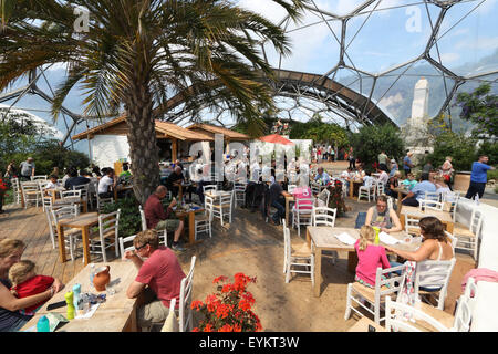 Das Med Terrassenrestaurant, mediterrane Biom am Eden Project, St Austell, Cornwall, Vereinigtes Königreich Stockfoto