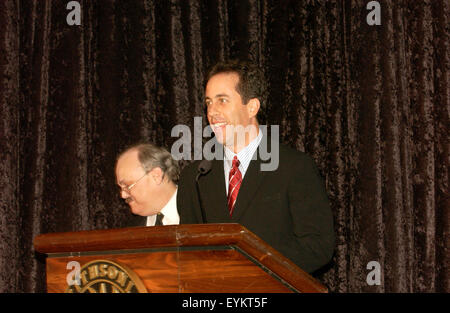 Komiker Jerry Seinfeld spricht während einer Zeremonie, die geschwollene Hemd aus Episode 66, "The geschwollenes Hemd" Episode von Seinfeld, National Museum of American History in Washington, D.C. zu spenden. Stockfoto