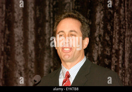 Komiker Jerry Seinfeld spricht während einer Zeremonie, die geschwollene Hemd aus Episode 66, "The geschwollenes Hemd" Episode von Seinfeld, National Museum of American History in Washington, D.C. zu spenden. Stockfoto