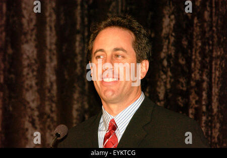 Komiker Jerry Seinfeld spricht während einer Zeremonie, die geschwollene Hemd aus Episode 66, "The geschwollenes Hemd" Episode von Seinfeld, National Museum of American History in Washington, D.C. zu spenden. Stockfoto