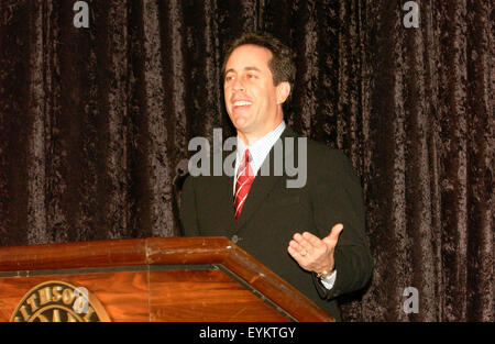 Komiker Jerry Seinfeld spricht während einer Zeremonie, die geschwollene Hemd aus Episode 66, "The geschwollenes Hemd" Episode von Seinfeld, National Museum of American History in Washington, D.C. zu spenden. Stockfoto