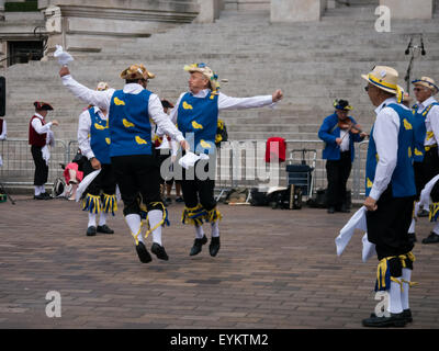 Morris Dancers in traditioneller Tracht Stockfoto