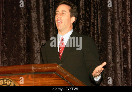 Komiker Jerry Seinfeld spricht während einer Zeremonie, die geschwollene Hemd aus Episode 66, "The geschwollenes Hemd" Episode von Seinfeld, National Museum of American History in Washington, D.C. zu spenden. Stockfoto