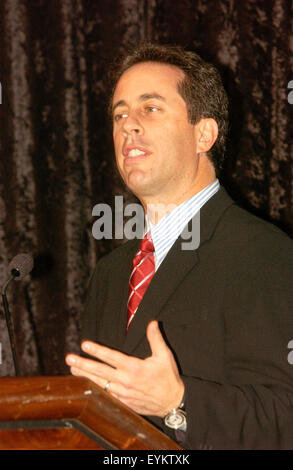 Komiker Jerry Seinfeld spricht während einer Zeremonie, die geschwollene Hemd aus Episode 66, "The geschwollenes Hemd" Episode von Seinfeld, National Museum of American History in Washington, D.C. zu spenden. Stockfoto