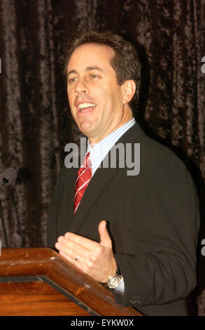 Komiker Jerry Seinfeld spricht während einer Zeremonie, die geschwollene Hemd aus Episode 66, "The geschwollenes Hemd" Episode von Seinfeld, National Museum of American History in Washington, D.C. zu spenden. Stockfoto