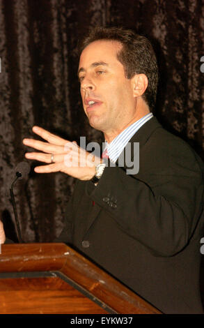 Komiker Jerry Seinfeld spricht während einer Zeremonie, die geschwollene Hemd aus Episode 66, "The geschwollenes Hemd" Episode von Seinfeld, National Museum of American History in Washington, D.C. zu spenden. Stockfoto