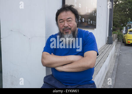 Datei. 31. Juli 2015. UK Innenminister hat Beamten zum Thema chinesische Künstler AI WEIWEI eine volle sechs Monate UK Visum Entschluß nicht gewähren ihm das Reisedokument bestellt. Die sechs-Monats-Visum wurde zunächst abgelehnt, da der Künstler beschuldigt wurde, der auf seinem Antragsformular liegen. Innenminister hat Mai auch entschuldigte sich der Künstler. Anfang dieser Woche veröffentlicht Ai einen Brief auf Instagram besagt, dass seine Einreise in das Vereinigte Königreich hatte beschränkt auf eine 20-Tage-Visum. Im Bild: 27. Mai 2015 - die berühmte chinesische Künstler Ai Weiwei bei 798 Art District, Beijing, China. Bildnachweis: Jiwei Han/ZUMA Draht/Alamy Live-Nachrichten Stockfoto