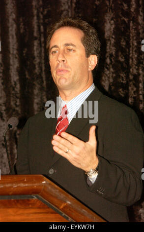 Komiker Jerry Seinfeld spricht während einer Zeremonie, die geschwollene Hemd aus Episode 66, "The geschwollenes Hemd" Episode von Seinfeld, National Museum of American History in Washington, D.C. zu spenden. Stockfoto