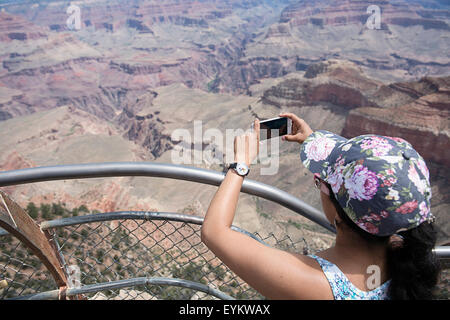 Eine Frau, die Fotos von der Grand Canyon auf ihrem Iphone. Stockfoto