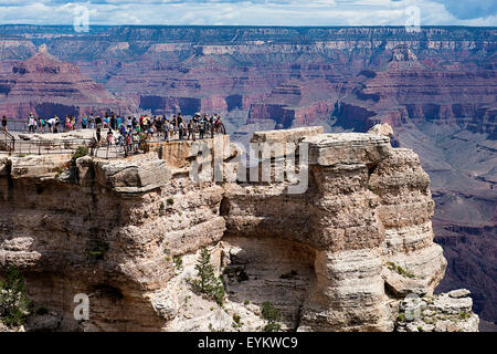 Touristen an einem Aussichtspunkt am Grand Canyon. Stockfoto