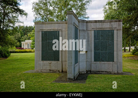 Russland Denkmal am Brookwood Soldatenfriedhof mit dem Brookwood Memorial im Hintergrund Stockfoto